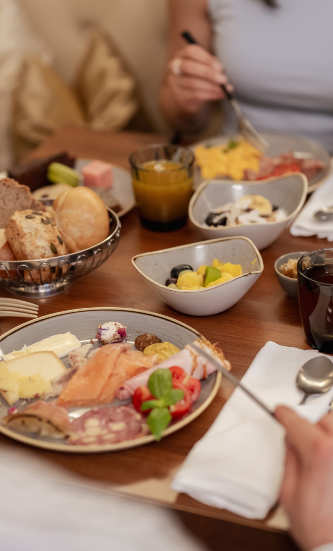 Frühstücksbuffet mit regionalen Spezialitäten und frischen Köstlichkeiten