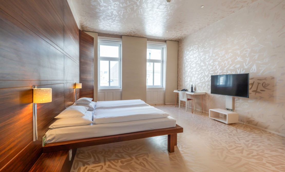 Großzügiges Designzimmer mit viel Platz zum Entspannen