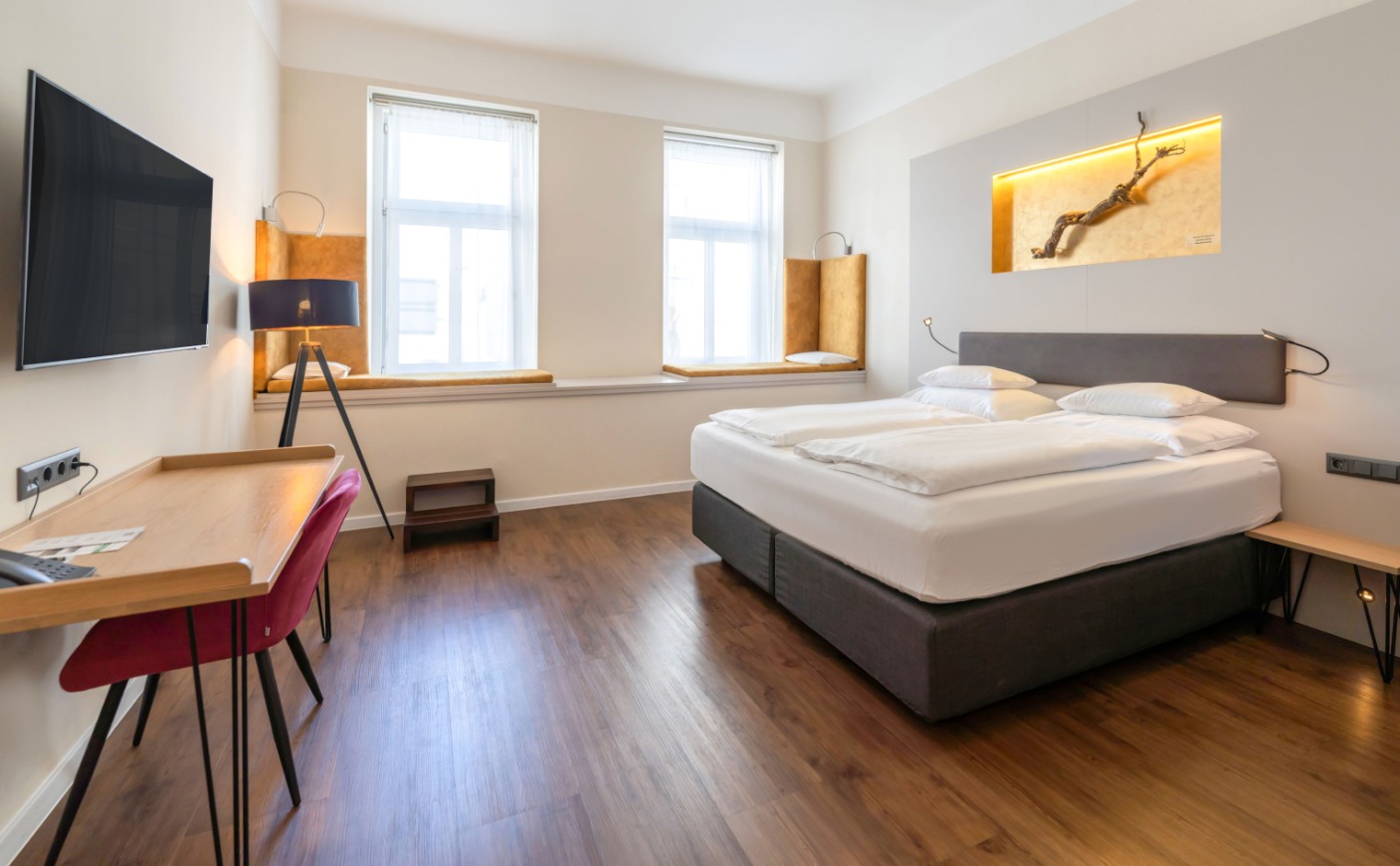 Modernes Hotelzimmer mit viel Platz zum Wohlfühlen